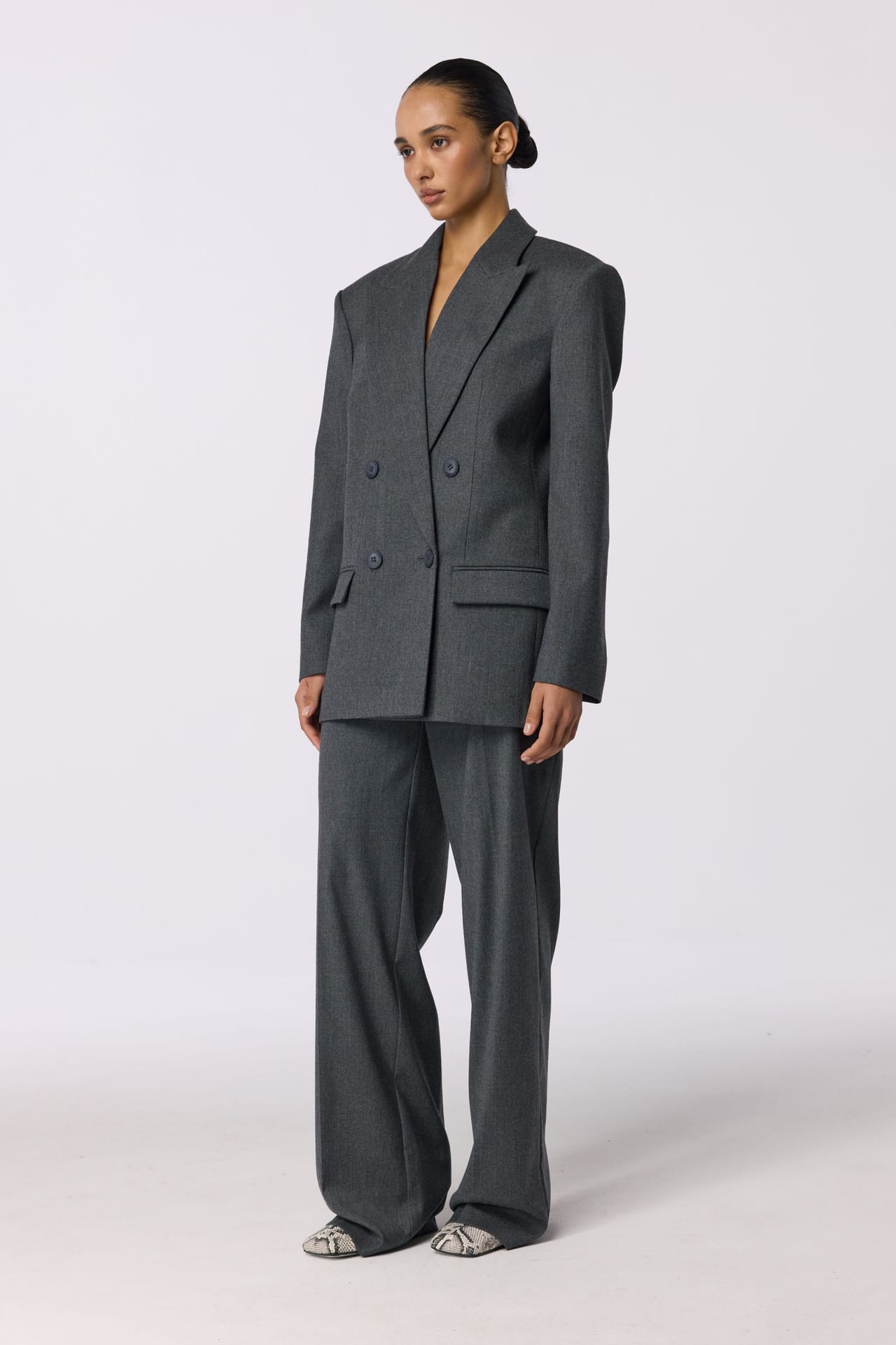 Mid-rise wool pants with front creases - Photo 5