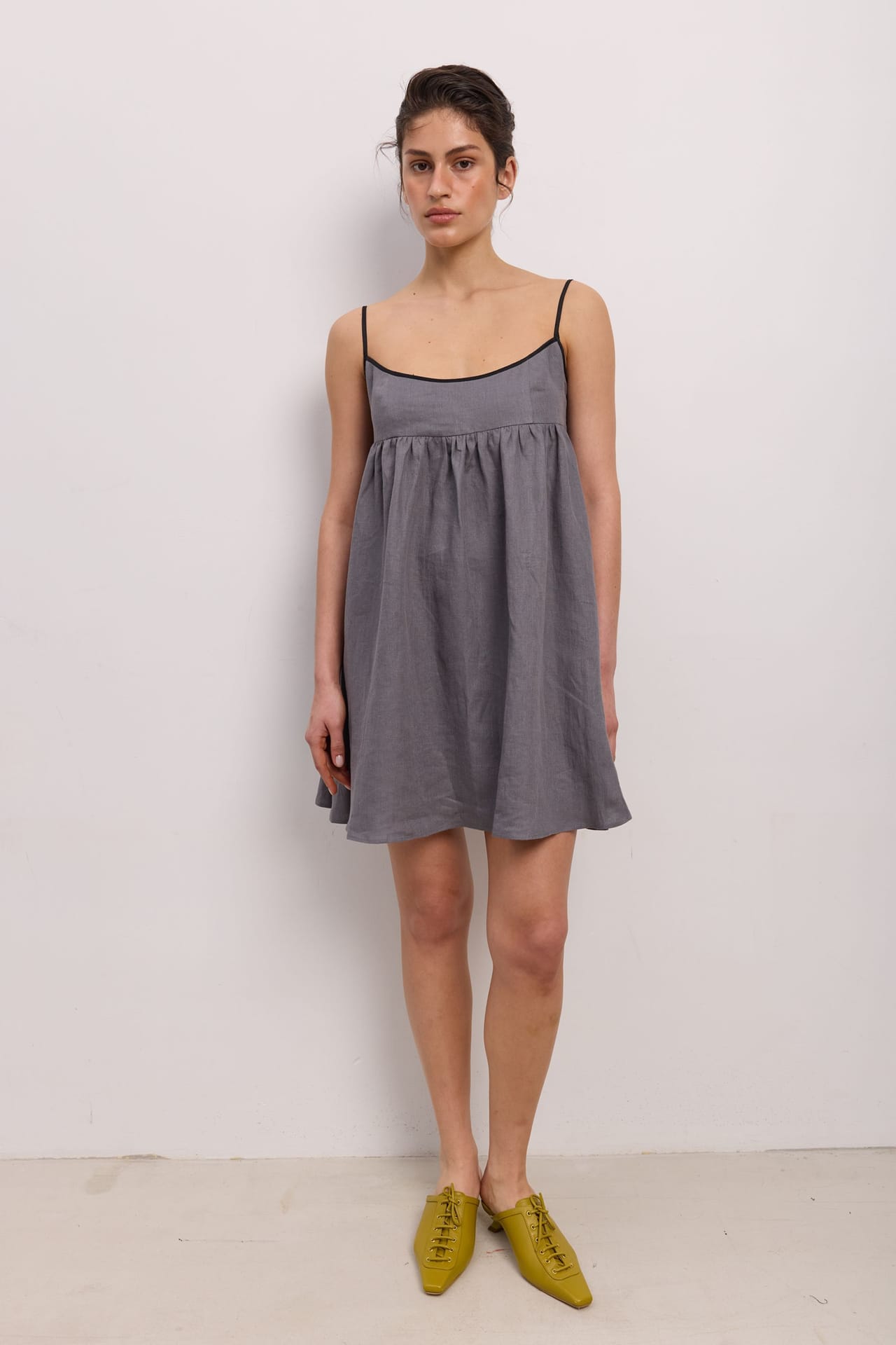 Robe trapèze mini avec bordure noire - Photo 1