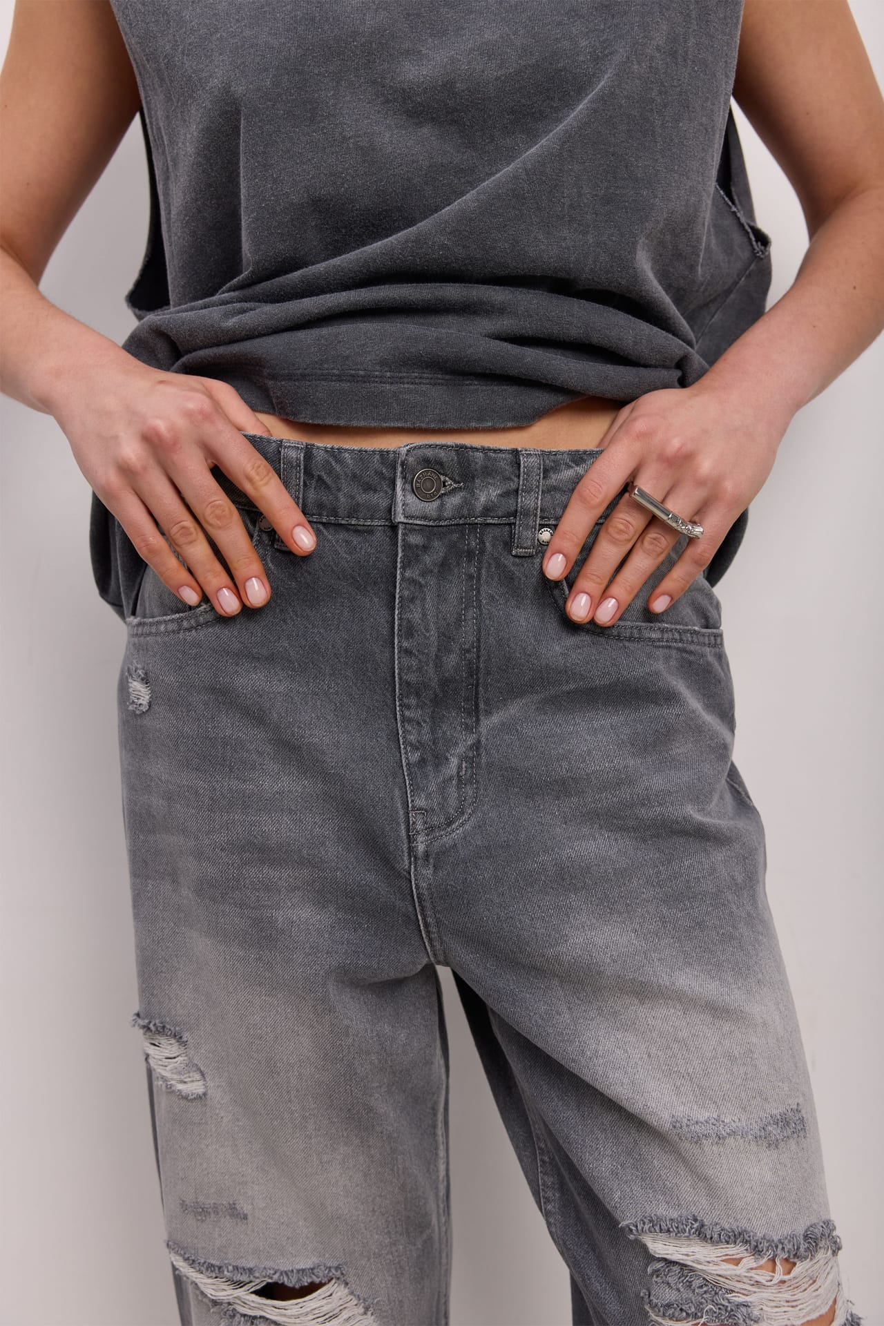 Boyish Ripped Jeans - Photo 5