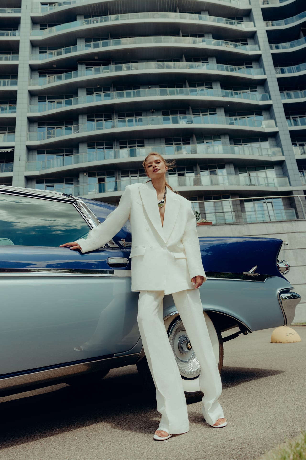 Mid-rise linen trousers with arrows - Photo 3