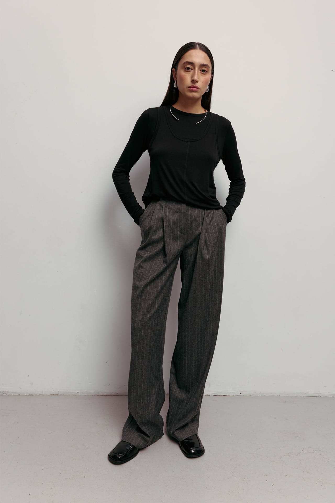 Relaxed wool pants with a mid-rise fit - Photo 3