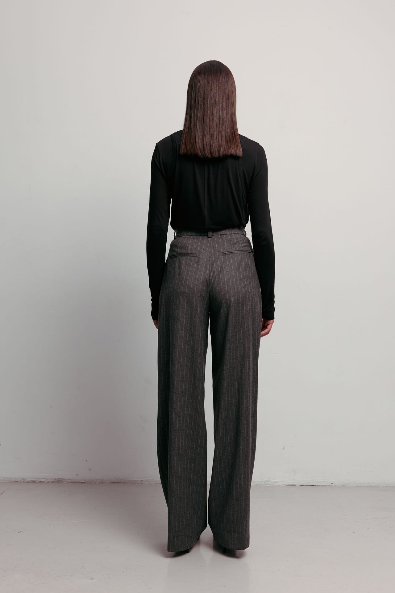 Relaxed wool pants with a mid-rise fit - Photo 4