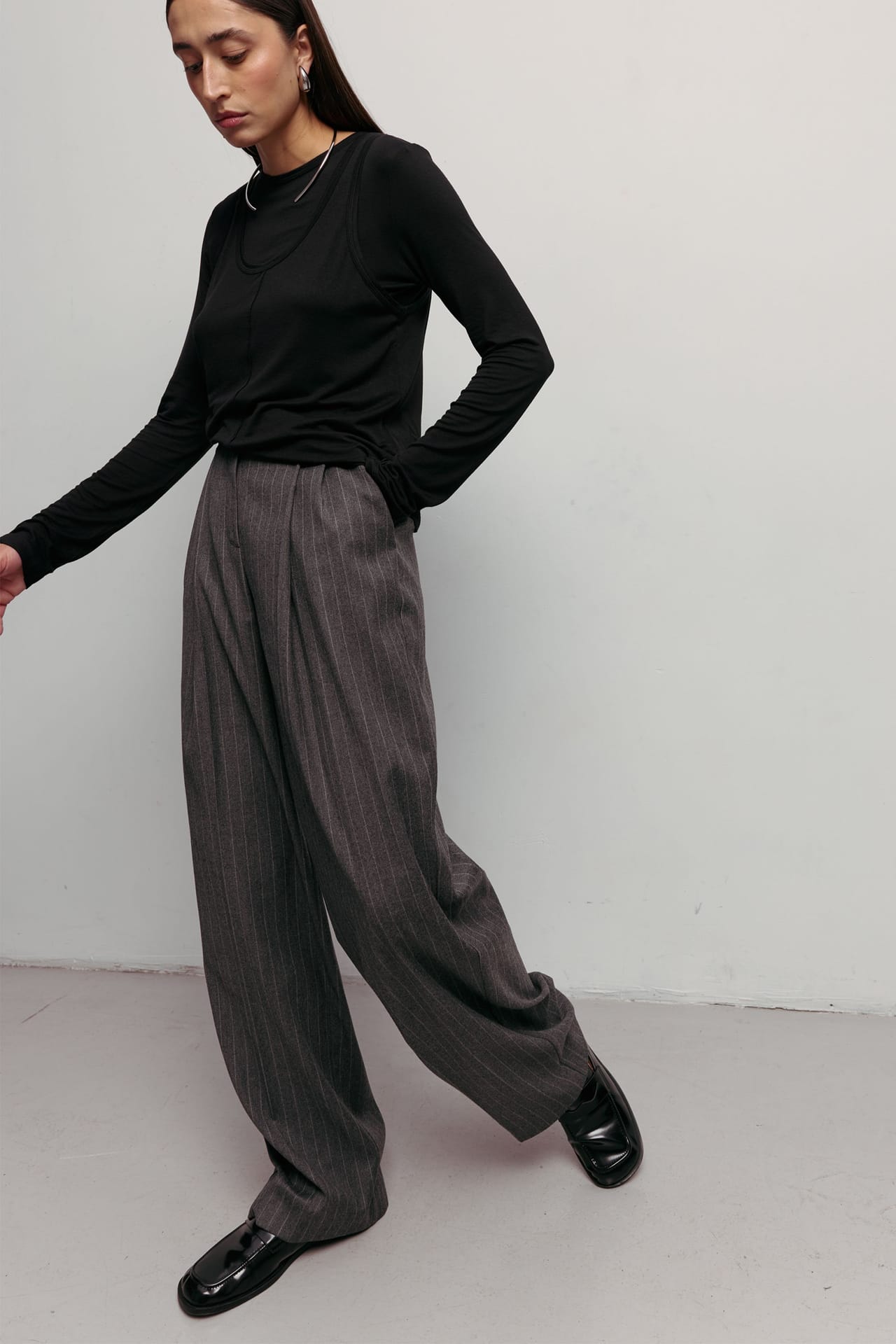 Relaxed wool pants with a mid-rise fit - Photo 5