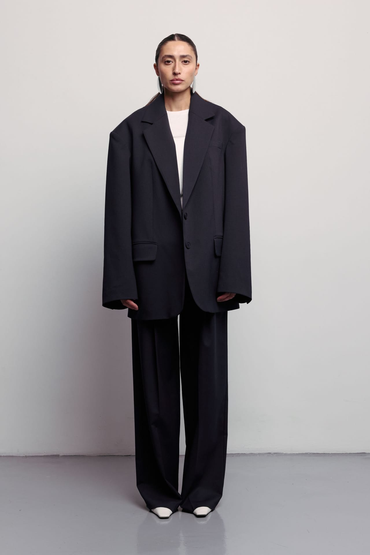 Pantalon en laine coupe relax à taille moyenne - Photo 3