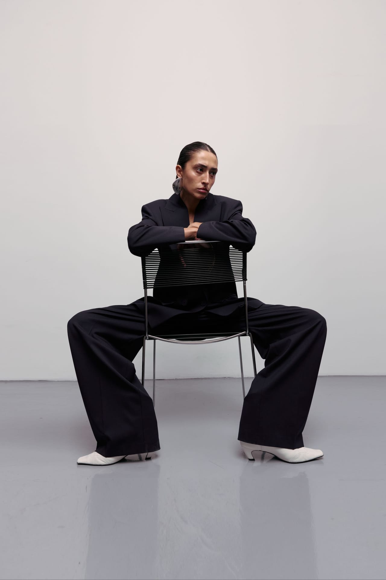 Pantalon en laine coupe relax à taille moyenne - Photo 5