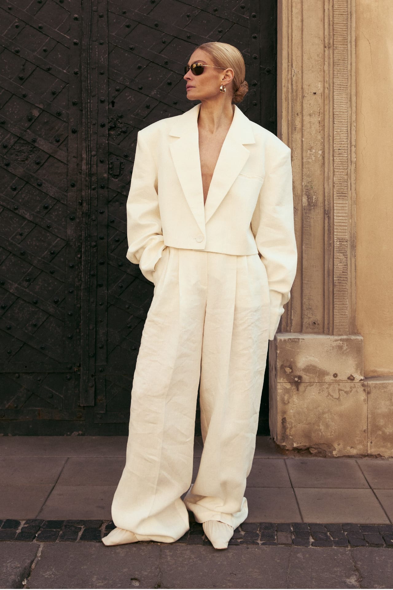 Cropped linen jacket with gathered details on the sleeves - Photo 3