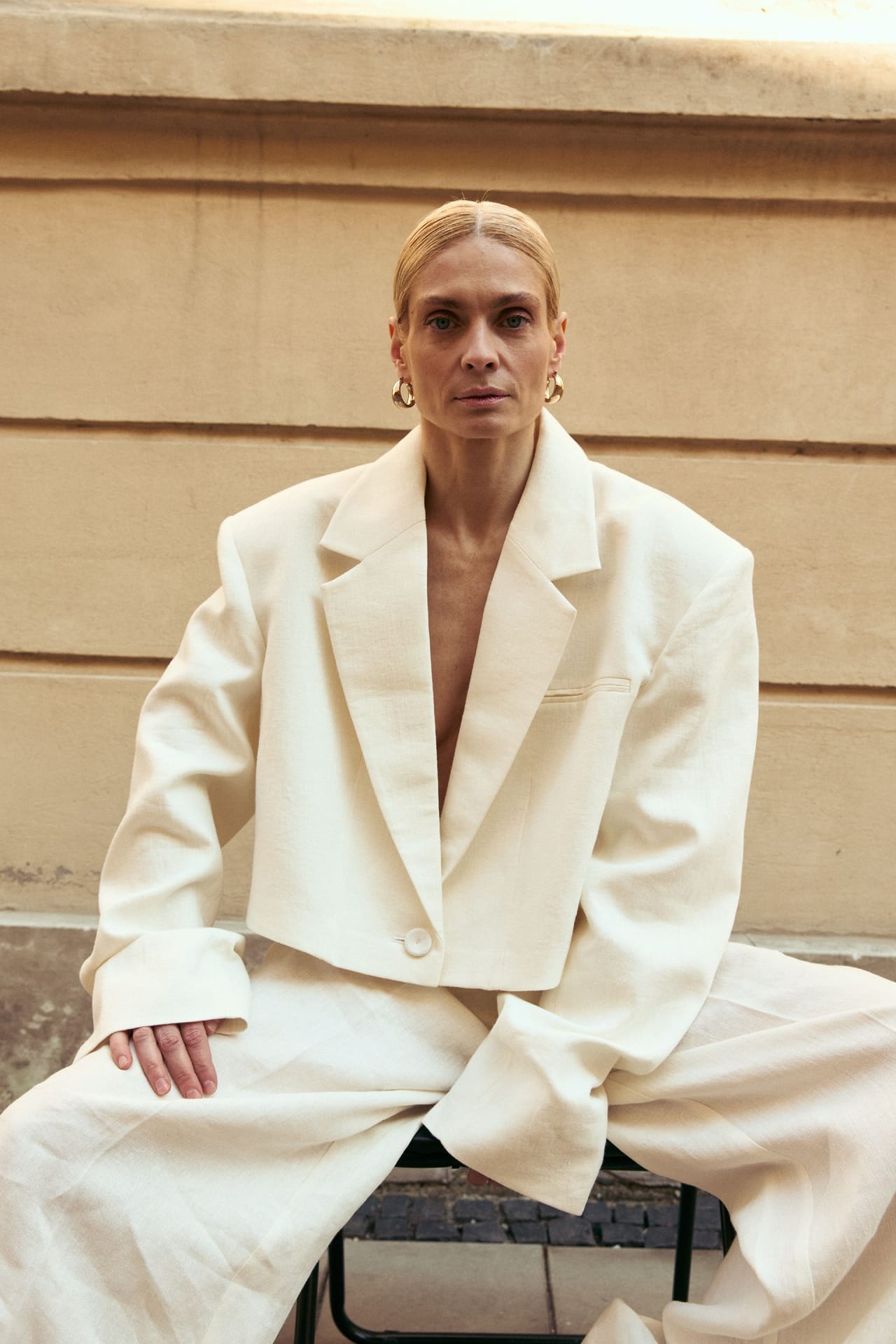 Cropped linen jacket with gathered details on the sleeves - Photo 5