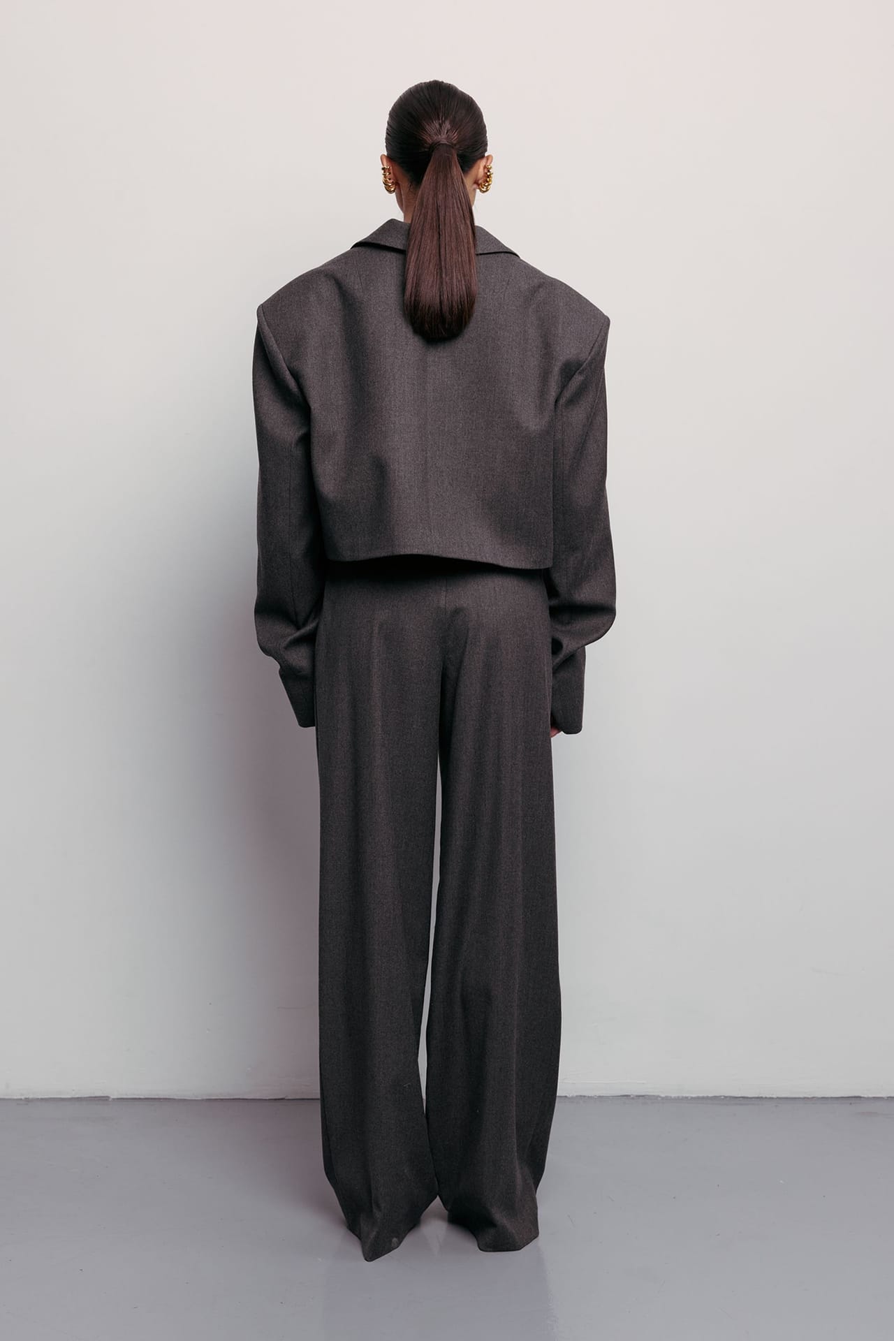 Cropped wool blazer with gathered details on the sleeves - Photo 2