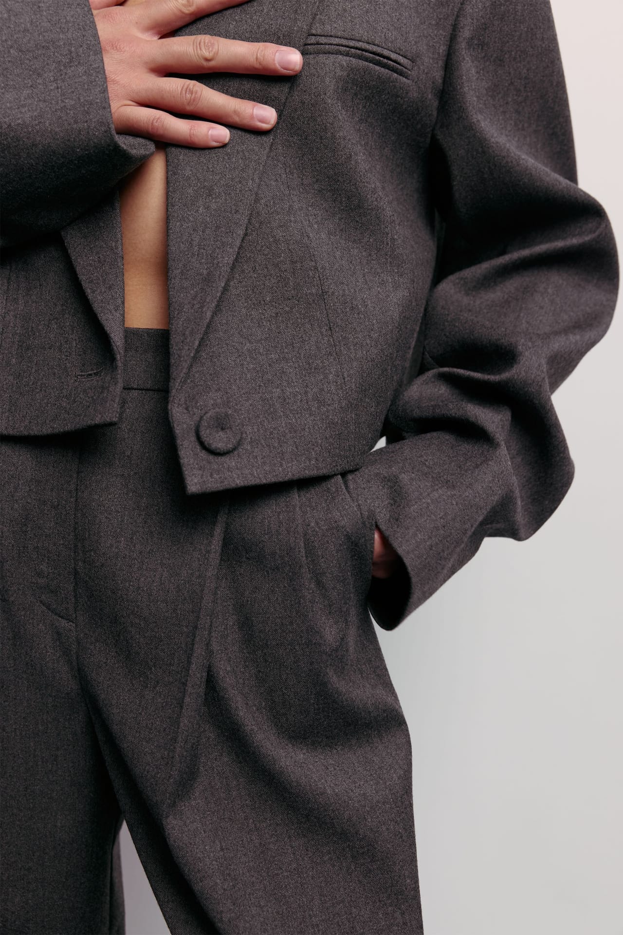 Cropped wool blazer with gathered details on the sleeves - Photo 5