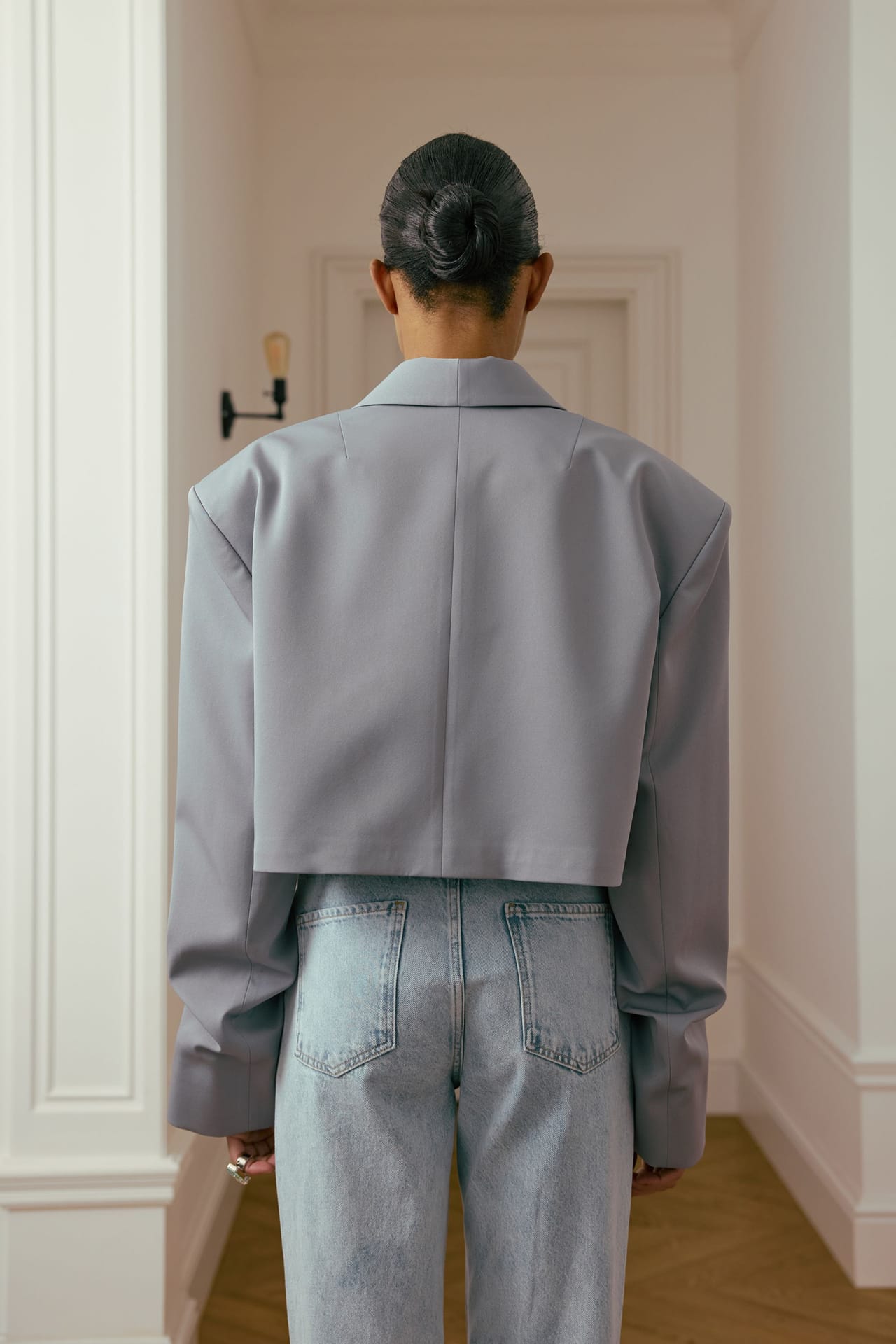 Blazer crop en coton avec fronces sur la manche - Photo 4