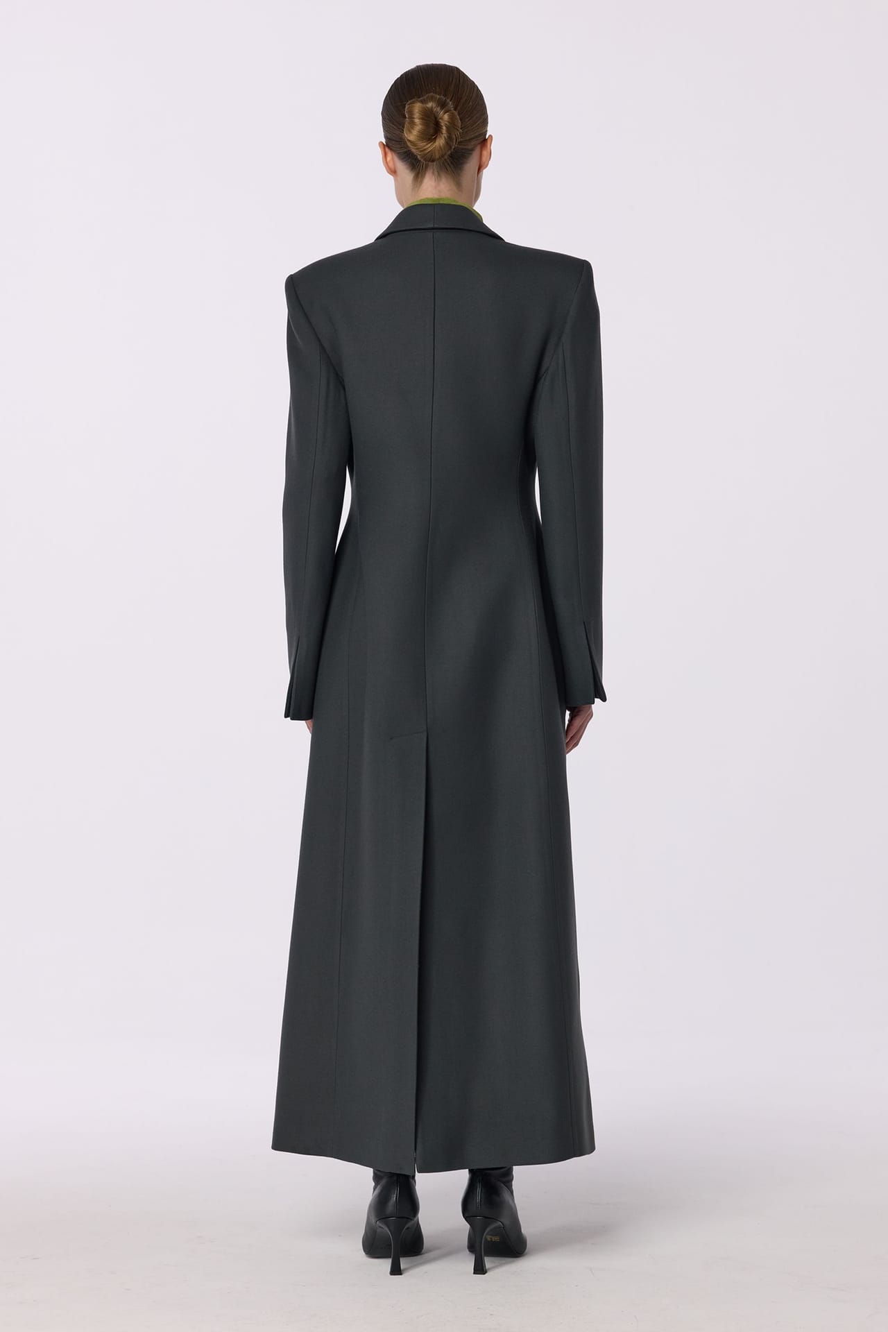 Fitted coat with accent shoulder - Photo 4