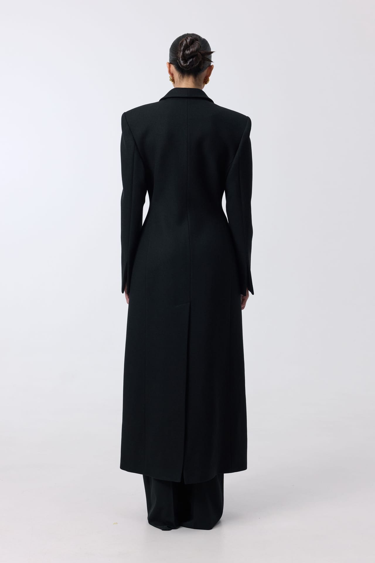 Fitted coat with accent shoulders - Photo 4