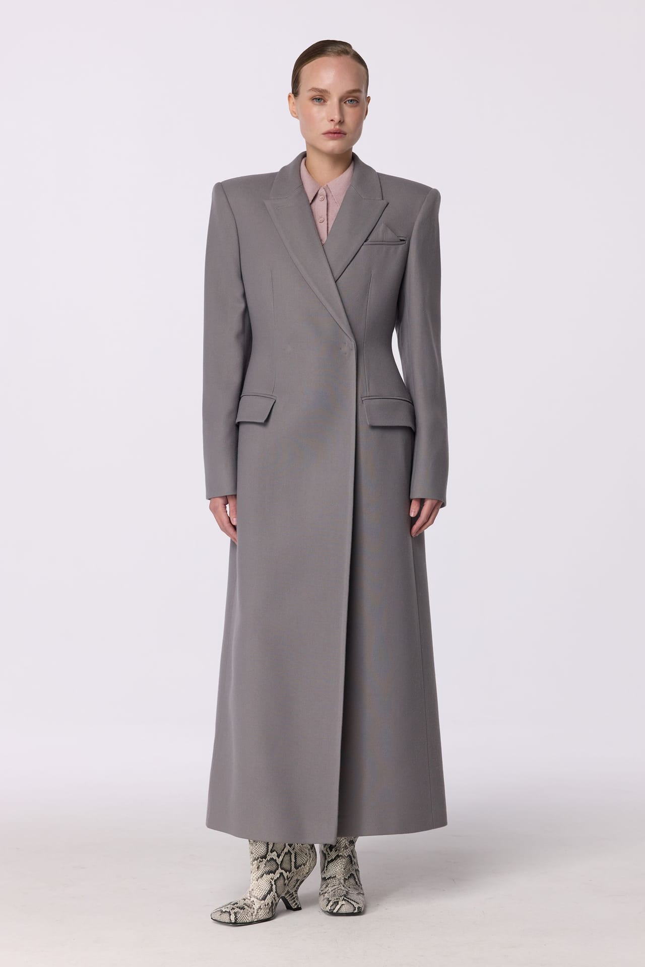 Fitted coat with accent shoulders - Photo 3
