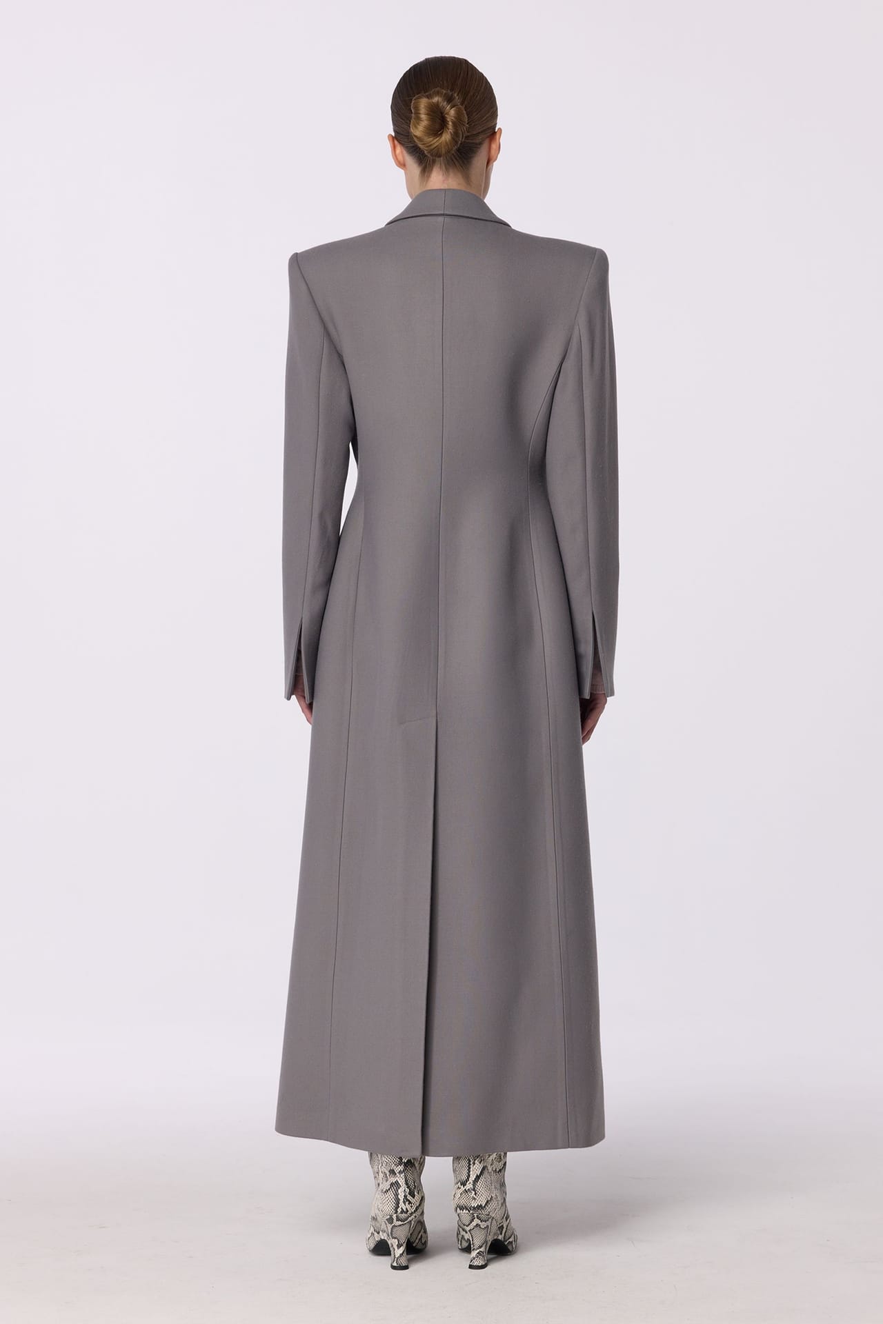 Fitted coat with accent shoulders - Photo 4