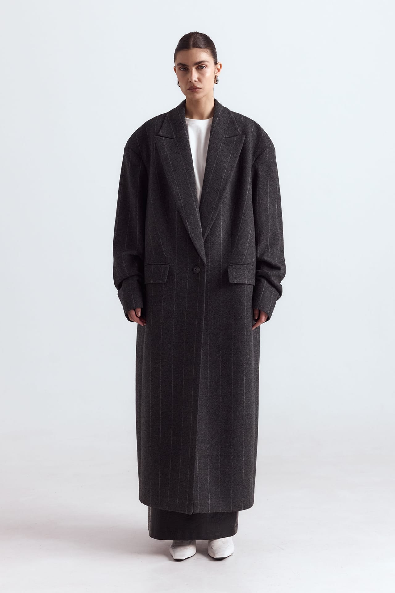 Straight-cut coat with gathered sleeves - Photo 1