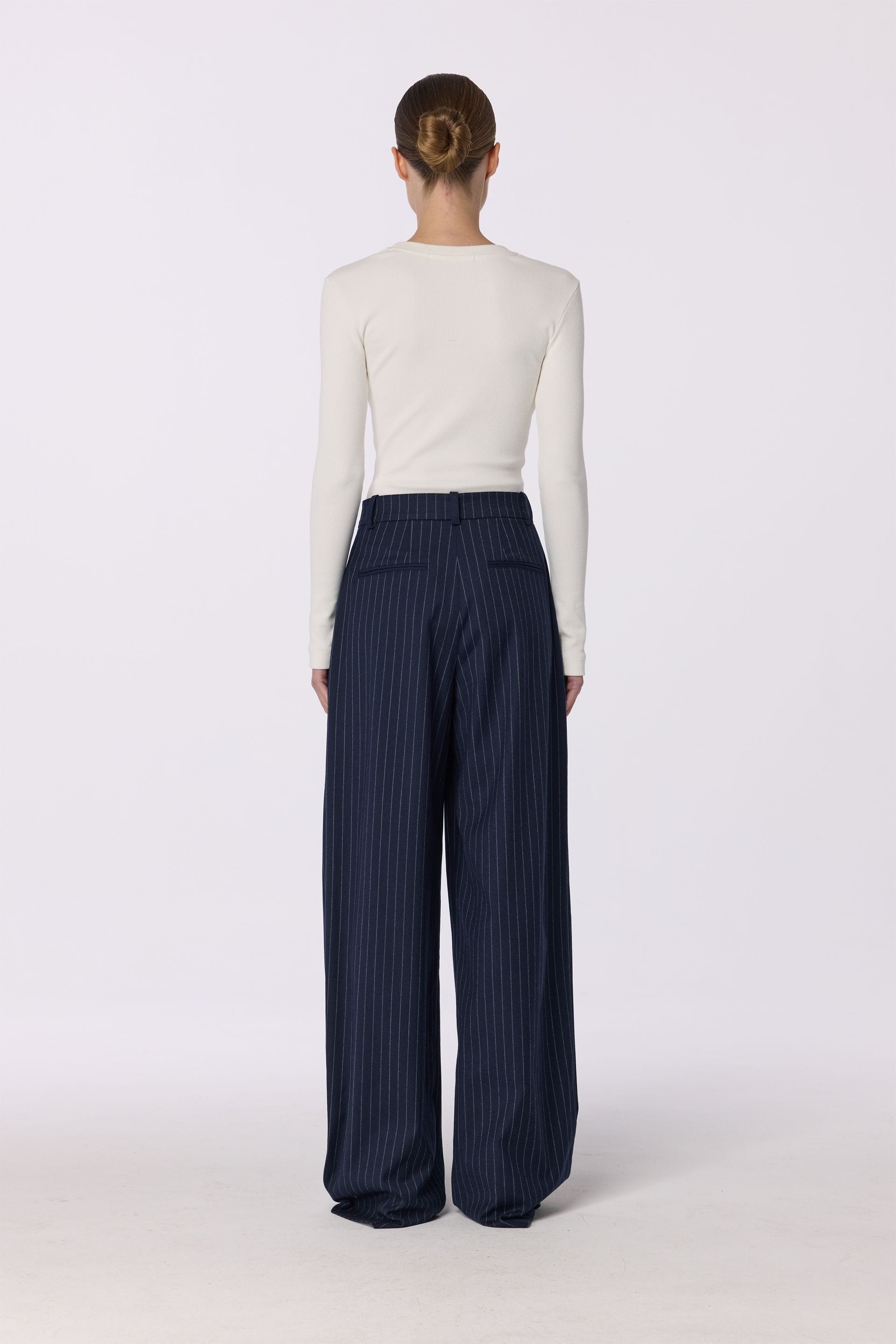 Go to product page - Relaxed wool pants with a mid-rise fit Relaxed wool pants with a mid-rise fit - WWB-P1068-34-2 - Photo 4