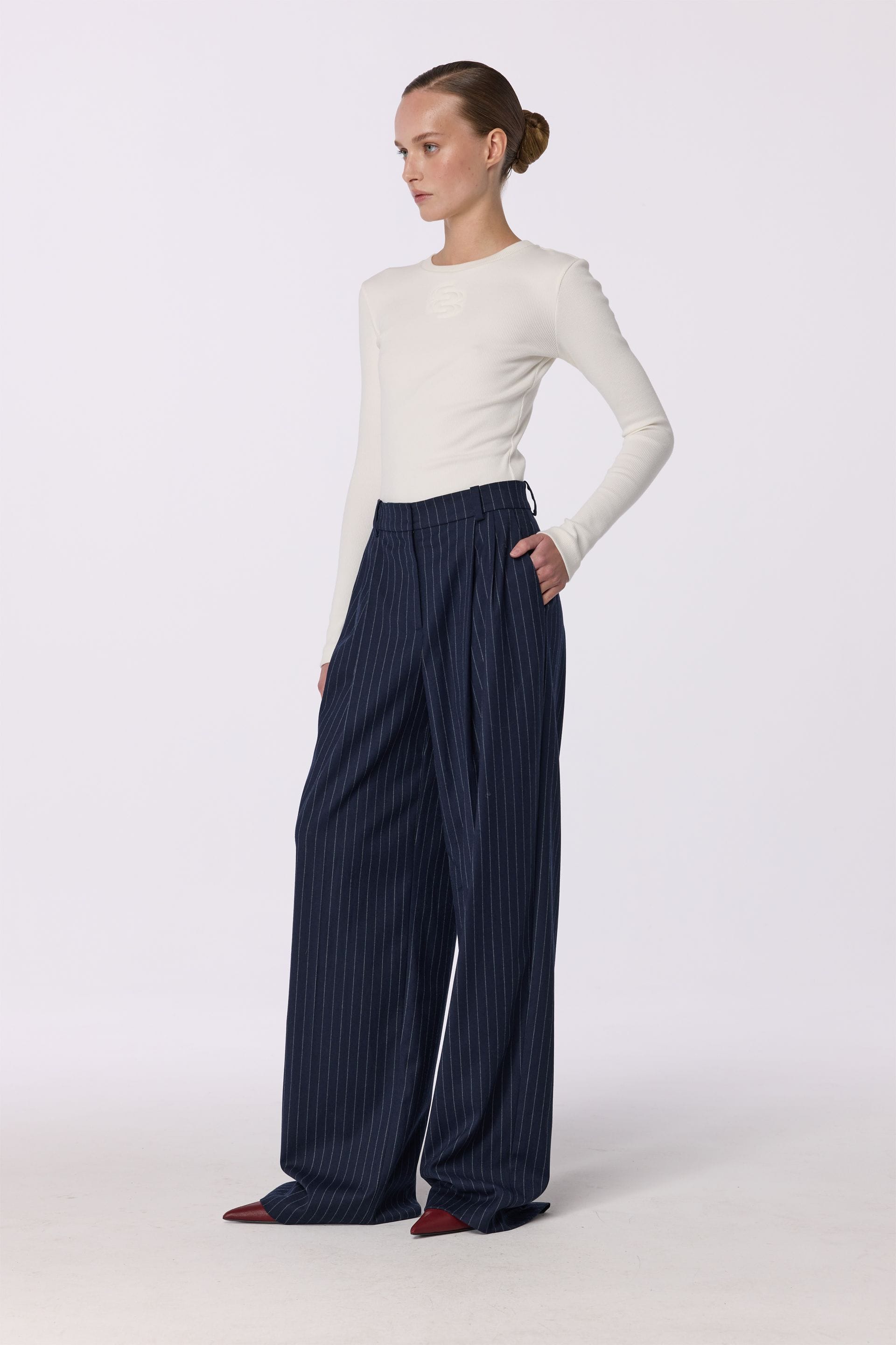 Go to product page - Relaxed wool pants with a mid-rise fit Relaxed wool pants with a mid-rise fit - WWB-P1068-34-2 - Photo 5
