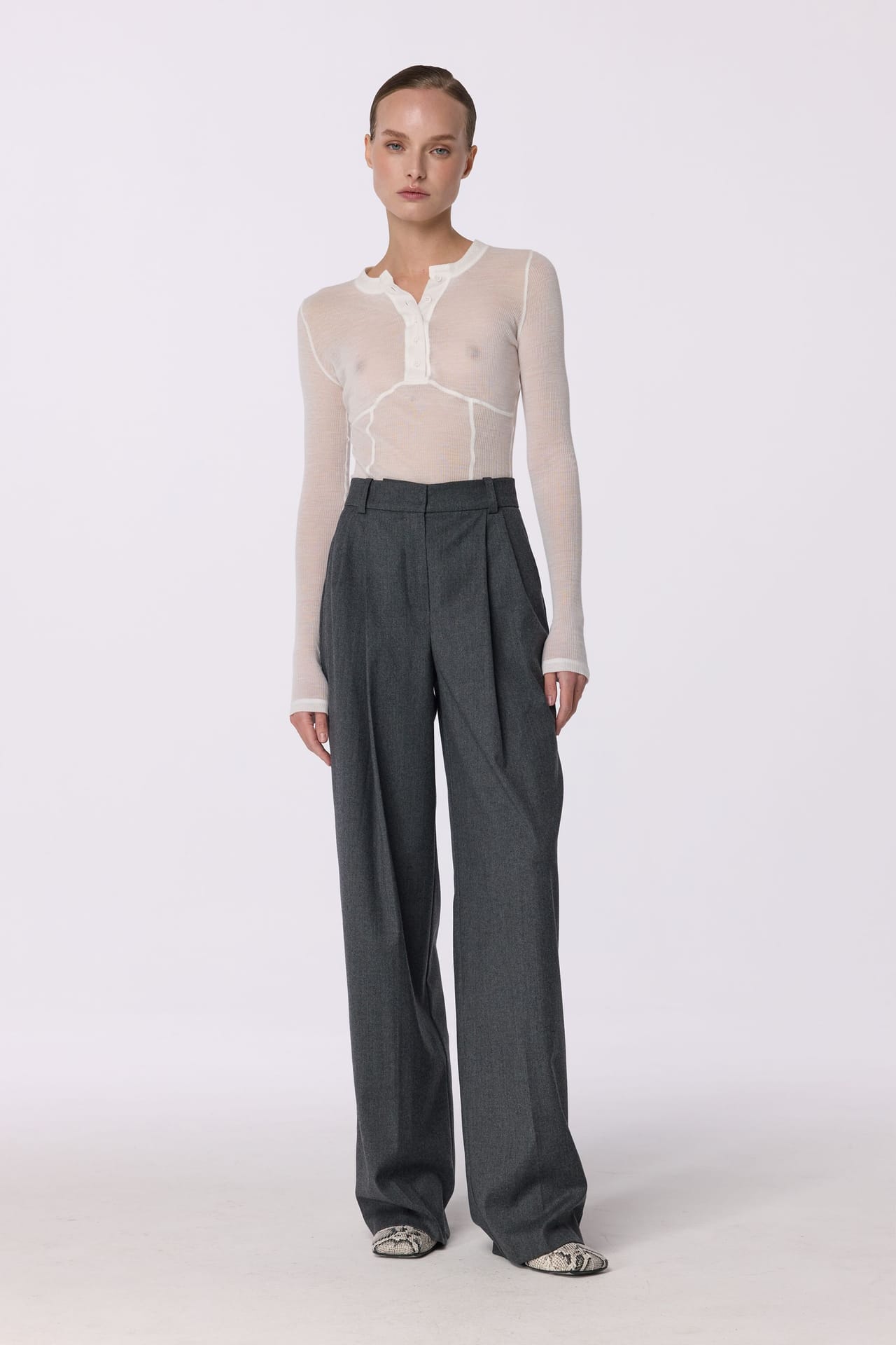 Zoom in - Relaxed wool pants with a mid-rise fit Relaxed wool pants with a mid-rise fit - Photo 3