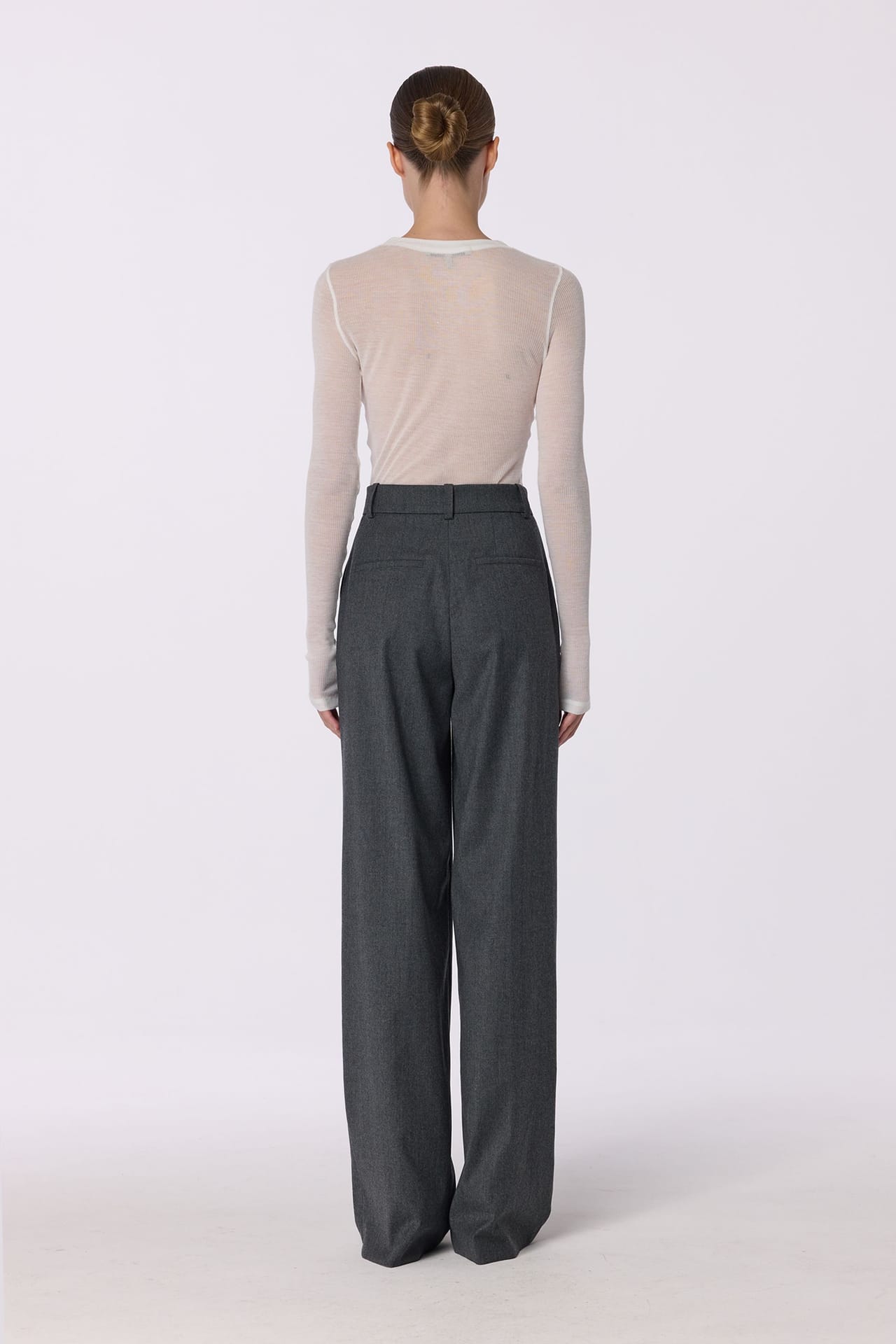 Zoom in - Relaxed wool pants with a mid-rise fit Relaxed wool pants with a mid-rise fit - Photo 4