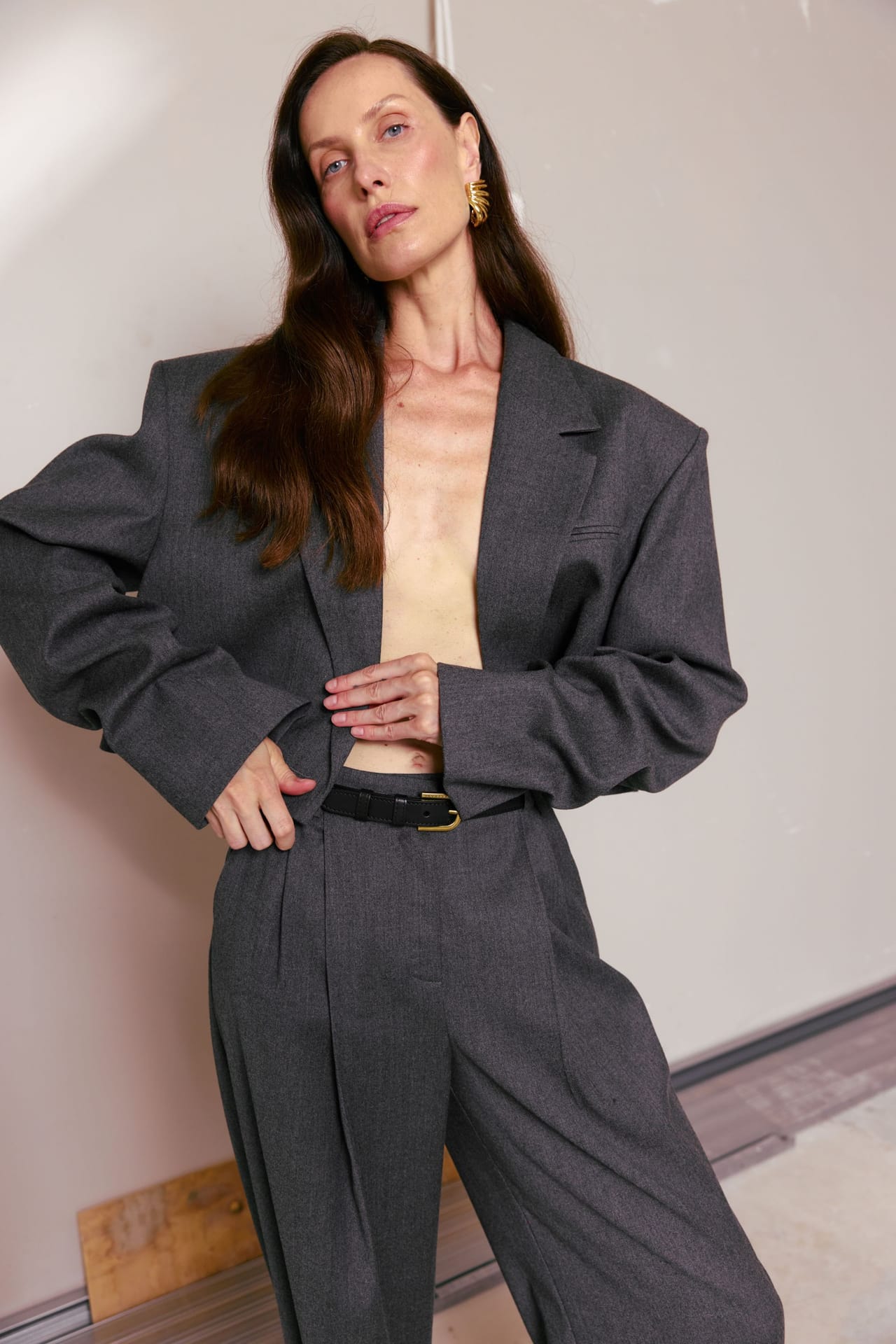 Zoom in - Blazer crop en laine avec fronces sur la manch Blazer crop en laine avec fronces sur la manch - Photo 4